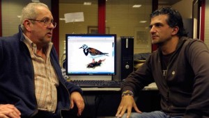 Víctor Vázquez y Luis Mario Arce dialogan ante un vuelvepiedras común dibujado por Gonzalo Gil. Foto-nacho orejas